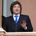 Con la excusa de la “campaña antiargentina”, Milei firmó un nuevo DNU antimigrantes