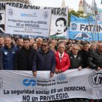 La CGT, las CTA y la UTEP marcharon con los jubilados