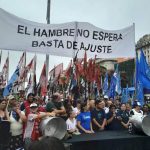 Distintas organizaciones se movilizan al Ministerio de Economía para reclamar una solución para el endeudamiento que afecta a millones de familias