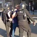 Violencia y represión en Plaza de Mayo: detuvieron al padre Paco Olveira y a otros dos manifestantes